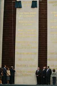 Durante la develación de la frase "A los constituyentes de 1857", inscrita en letras de oro en el muro de honor del Palacio Legislativo de San Lázaro