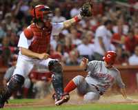 Jason LaRue, a la izquierda, y Jeff Keppinger, durante el juego entre Cardenales de San Luis y Rojos de Cincinnati