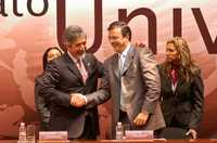 José Enrique Villa Rivera, director general del IPN, y el jefe de Gobierno del Distrito Federal, Marcelo Ebrard, durante la ceremonia de entrega simbólica de 25 mil estímulos económicos a estudiantes de bachillerato del Politécnico