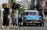 Debido a los daños a la agricultura cubana provocados por el paso de dos huracanes el gobierno decidió aplicar un control de precios a 16 productos, entre ellos arroz, frijol, tomate y plátano. En la imagen, una calle de La Habana Vieja