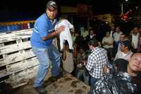 Miles de habitantes de Villahermosa fueron desalojados la madrugada de ayer, como medida preventiva ante la entrada de un frente frío y una onda tropical que aumentarán los caudales de los ríos Grijalva y Carrizal