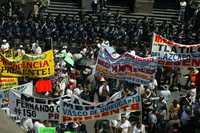 Locatarios de mercados públicos se manifestaron ayer para pedir al GDF rescatar esos centros de abasto. Aquí, afuera de la ALDF