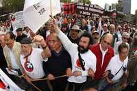 Integrantes del Comité Nacional de Huelga durante el movimiento estudiantil de 1968, marcharon ayer al conmemorarse 40 años de la masacre en la Plaza de las Tres Culturas de Tlatelolco