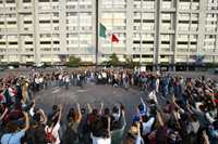 Asistentes a la conmemoración del 40 aniversario de la matanza de estudiantes, en la Plaza de las Tres Culturas