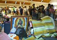 Cientos de habitantes de Villahermosa hacen fila para recibir comida y agua en el albergue del parque Tabasco, adonde fueron enviados luego de las inundaciones provocadas por el desbordamiento de ríos