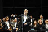 Plácido Domingo durante el concierto que ofreció la noche del miércoles en el estadio Olímpico de la Universidad Autónoma de Chihuahua