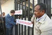 Los perredistas Alejandro Sánchez y Manuel Oropeza se manifestaron afuera de las instalaciones del IFE, clausurándolas de manera simbólica