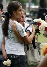 Compañeras de clases de Julio Soto, el líder universitario asesinado el miércoles pasado, durante los funerales de éste, ayer en la ciudad de Maracaibo