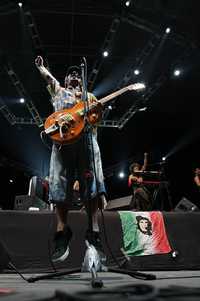 Manu Chao procura combinar presentaciones ante grandes auditorios con tocadas más íntimas. En la imagen, el ex vocalista de Mano Negra, en Guadalajara