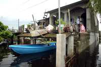 Una familia espera ayuda de las autoridades, en la ranchería de Río Viejo, municipio de Centro, Tabasco, donde los desbordamientos de ríos provocaron inundaciones en cientos de viviendas