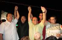 Los senadores Ángel Aguirre Rivero y Manlio Fabio Beltrones, del PRI; el diputado del PVEM, Jorge Emilo González, y la lideresa nacional del tricolor, Beatriz Paredes Rangel, celebran con el candidato priísta, Manuel Añorve, quien se perfila como ganador de la presidencia municipal de Acapulco