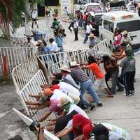 Maestros de la Coordinadora Estatal de los Trabajadores de la Educacion en Guerrero y egresados de las normales rurales de Ayotzinapa y la Montaña protestaron ayer fuera del Instituto Electoral del Estado, donde derribaron vallas y quemaron propaganda; además llamaron a la población a no votar y ocuparon las casetas de la Autopista del Sol en Paso Morelos y Palo Blanco, en repudio a la Alianza por la Calidad de la Educación