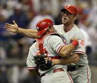 El cerrador de Filis, Brad Lidge, festeja con el catcher Carlos Ruiz