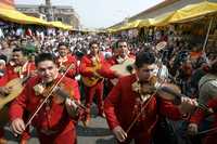 Mariachis en el 50 aniversario del mercado de la Merced en 2007