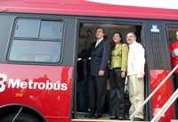 El jefe de Gobierno capitalino, Marcelo Ebrard, y los secretarios del Medio Ambiente, Martha Delgado, y de Transportes y Vialidad, Armando Quintero, en la presentacion de 12 unidades articuladas para el Metrobús, ayer en el Zócalo