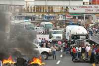 Bloqueo de la autopista México-Cuernavaca, a la altura de Tres Marías. Los maestros se retiraron del lugar luego de que autoridades del estado les prometieron que liberarán a todos los detenidos por la protesta contra la Alianza por la Calidad de la Educación