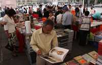 Público asistente durante la jornada inicial del encuentro editorial en el Zócalo de la ciudad de México, auspiciado por el Gobierno del Distrito Federal