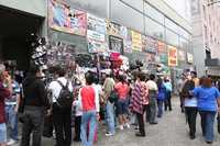 Ante las bajas ventas, los vendedores poco a poco han regresado a las calles. En la imagen, la Plaza Victoria, sobre el Eje Central