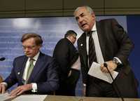 El director gerente del FMI, Dominique Strauss-Kahn (de pie), después de la conferencia de prensa conjunta ofrecida en la sede del organismo en Washington. A su lado, el presidente del Banco Mundial, Robert Zoellick, y al fondo el secretario mexicano de Hacienda, Agustín Carstens