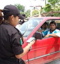 Los cuerpos de tránsito de los municipios de Tuxtla Gutiérrez, Tapachula, San Cristóbal y Comitán, Chiapas, estarán formados exclusivamente por mujeres de reciente ingreso. Según el Consejo Estatal de Seguridad Pública, hay estadísticas que prueban que las reclutas son menos proclives a la corrupción