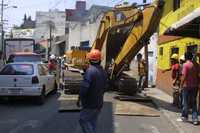 Vecinos de la colonia Popotla denunciaron que funcionarios de la delegación Miguel Hidalgo, que encabeza la panista Gabriela Cuevas, autorizaron la construcción de por lo menos seis conjuntos habitacionales, cuya maquinaria pesada ha fracturado sus viviendas y saturado los servicios. Aquí, en la calle Cañitas