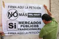 Vecinos y locatarios de mercados se unen para exigir a las autoridades capitalinas que detengan la expansión de Wal Mart y sus filiales que, consideran, afectan sus negocios