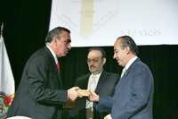 Felipe Tibio Muñoz (izquierda), ganador de oro en 200 metros pecho hace 40 años, entregó al presidente Felipe Calderón un reconocimiento de parte de los medallistas nacionales e internacionales de México 68; atestigua el dirigente de la Odepa, Mario Vázquez Raña