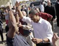 Simpatizantes de Barack Obama festejan la visita del candidato presidencial demócrata a su planta laboral ayer en Perrysburg, Ohio