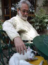 Pedro Meyer, pionero de la fotografía digital, en su casa de Coyoacán, durante la entrevista con La Jornada