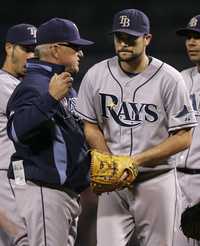 El lanzador Andy Sonnanstine recibe instrucciones del entrenador de Tampa Bay, Joe Maddon