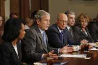 El presidente George W. Bush destacó que las medidas de su gobierno sobre las instituciones financieras son temporales y limitadas. En la imagen, ayer junto con su gabinete en la Casa Blanca, en Washington