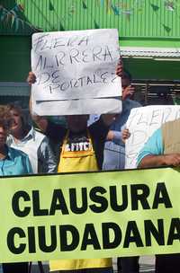 Locatarios del mercado de Portales clausuraron simbólicamente la Bodega Aurrerá Exprés, instalada a sólo media cuadra