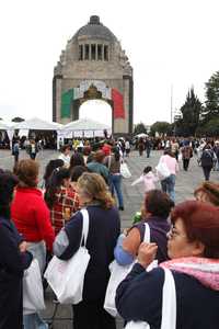 Decenas de mujeres esperan la entrega de mastografías en el acto del gobierno capitalino