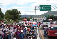 Bloqueo de maestros de la CETEG en las autopistas que comunican a la capital de Guerrero. La imagen, a la altura del punto conocido como Parador del Marqués, en la salida hacia Acapulco