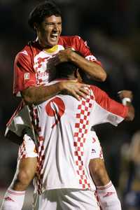 Fredy Bareiro, de los Tecos, celebra con su compañero de equipo Robert de Pinho (9) después de anotar el tercer gol contra los Gladiadores de San Luis a quienes derrotaron por marcador de 5 a 2