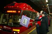 El secretario de Transportes y Vialidad, Armando Quintero, y los directores del Metrobús, Guillermo Calderón, y de la Red de Transporte de Pasajeros, Ariadna Montiel, dieron ayer el banderazo de salida a uno de los 12 autobuses biarticulados que se incorporaron a la ruta 1 del Corredor Insurgentes