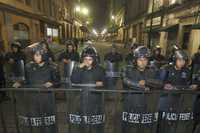 Brigadistas en defensa del petróleo acudieron ayer al Hemiciclo a Juárez, donde Andrés Manuel López Obrador encabezó la asamblea informativa sobre los avances y riesgos de la reforma energética. Por la noche, la Policía Federal Preventiva apostó mil 800 elementos en distintos puntos del centro de la ciudad, en prevención de disturbios o protestas que deriven en actos violentos en respuesta a la posible aprobación de las enmiendas legislativas. Los agentes están distribuidos de la siguiente manera: 500 en el Senado de la República; 500 en la Torre del Cabalito –donde también hay oficinas senatoriales–; 400 en el Palacio Legislativo de San Lázaro, y 400 más en Palacio Nacional. De acuerdo con los funcionarios consultados, la distribución de esos agentes se podría modificar "de acuerdo con las circunstancias en que se realicen las protestas", aunque –indicaron– "se espera una jornada tranquila" (Con información de Gustavo Castillo)