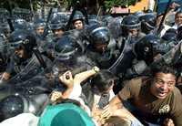 Agentes policiacos arremetieron contra defensores del petróleo para facilitar la salida de legisladores de la Torre del Caballito, donde sesionó la Cámara de Senadores y aprobó la reforma energética