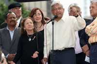 Andrés Manuel López Obrador se dirige a la multitud afuera de la Torre del Caballito. Lo acompañan Rosario Ibarra, Yeidckol Polevnsky y Dante Delgado