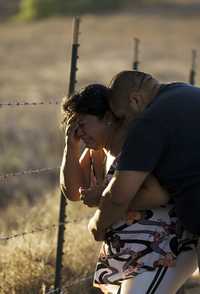 Familiares de uno de los dos agentes ultimados ayer por sicarios en Playas de Rosarito, Baja California