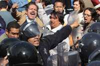 Integrantes de la resistencia civil y elementos de la Policía Federal Preventiva se enfrentaron durante el plantón afuera del Senado de la República, donde los primeros protestaban contra la reforma energética