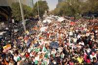 Integrantes del Movimiento Nacional en Defensa del Petróleo durante la manifestación del pasado jueves afuera de la Torre del Caballito, sede alterna del Senado