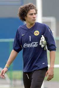 Guillermo Ochoa tendrá la misión de detener los embates de Omar Arellano, el número nueve de Chivas esta campaña