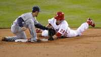 Jayson Werth (derecha) fue sacado por el parador en corto Jason Bartlett