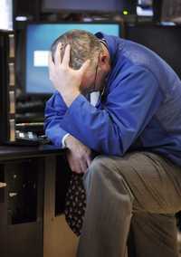 Imagen del pasado viernes en la bolsa de Nueva York. Tras más de un mes de crisis bursátil, las pérdidas del Dow Jones sobrepasan ya 20 por ciento y se acercan a 40 por ciento desde comienzos del año