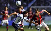 Gonzalo Bergessio (derecha), de San Lorenzo, vigila a Marcos Cáceres, de Racing