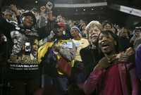 Simpatizantes del candidato demócrata a la presidencia estadunidense, Barack Obama, lo aclaman durante un acto en la arena Mellon, en Pittsburgh,