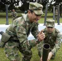 Militares colombianos muestran a la prensa un mortero casero capturado a la guerrilla de las FARC