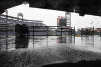 La persistente lluvia que cae en Filadelfia desde el pasado lunes obligó ayer a posponer el quinto partido