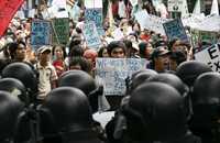 Manifestantes fueron bloqueados por soldados, mientras marchaban hacia el centro de Manila, donde se inauguraba el Foro Global sobre Migración. Los marchistas protestaban contra la "esclavitud moderna" promovida por la reunión y exigieron poner fin a la exportación de mano de obra y crear trabajo en los países de origen